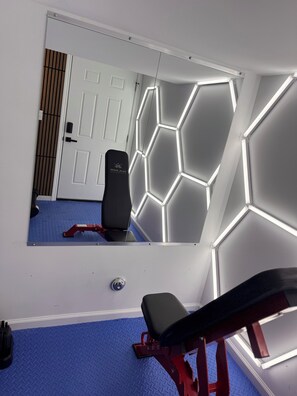 Fitness facility - 5 Star Luxurious 3 Bedroom Duplex Unit, Sleeps 8 people and 2 and half bath (Newark)