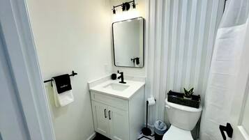 Een haardroger, handdoeken, zeep, toiletpapier