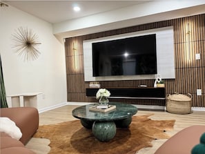 Smart TV, fireplace