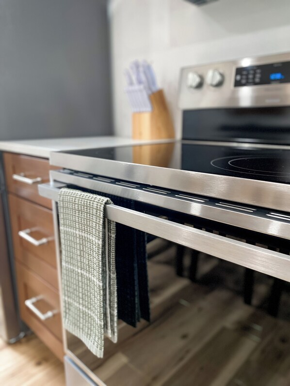 Een koelkast, een microgolfoven, een oven, een kookplaat