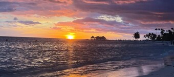 Apartamento con vista a la piscina, a 5 minutos de la playa y wifi gratis