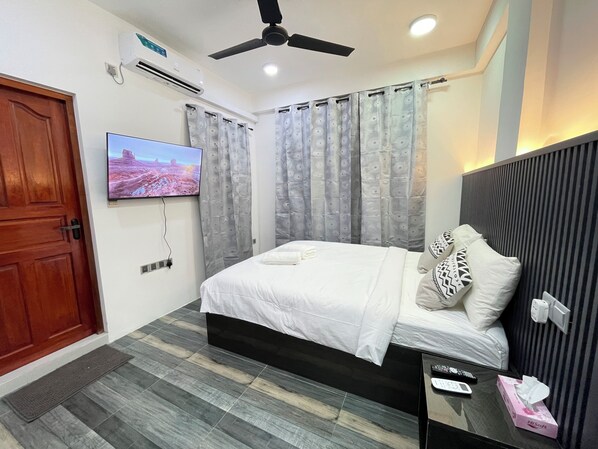 1 bedroom, bed sheets