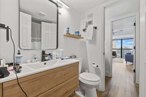 Hair dryer, towels, soap, shampoo - The Coral Cove in Myrtle Beach (Myrtle Beach)