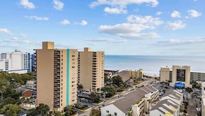 A coastal cityscape with high-rise buildings, a clear sky, and a view of the ocean. - The Coral Cove in Myrtle Beach (Myrtle Beach)