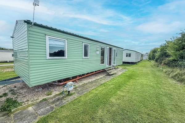 Enjoy a relaxing stay in an 8 berth caravan and book a static caravan to rent UK and enjoy the serene surroundings of Saltfleet, Lincolnshire.