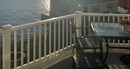 Charming Waterfront duplex docks. small dog welcome