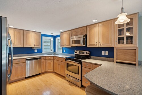 Modern 2-bedroom apartment with AC in charming Ogunquit