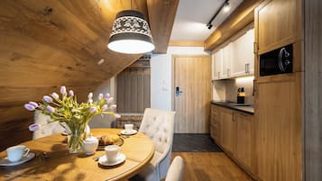 Deluxe Apartment | Iron/ironing board, free WiFi