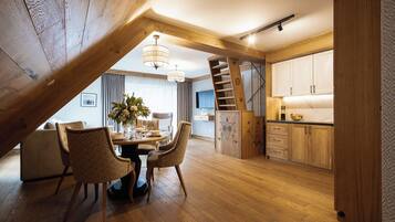 Deluxe Apartment | Iron/ironing board, free WiFi