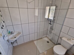 Secador de cabelo, toalhas de banho