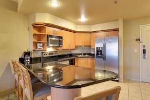 Kjøleskap, mikrobølgeovn, kokeplater og oppvaskmaskin