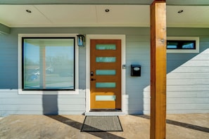 Exterior detail - Stylish Irving Retreat w/ Private Patio (Irving)
