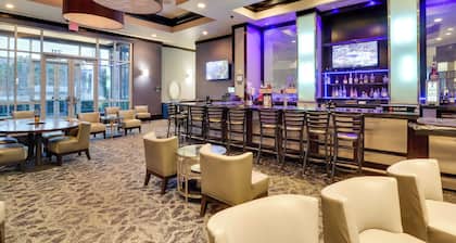 Luxury Condo Steps From Dining, Bars & Shows!