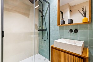 Dusche, Haartrockner, Handtücher