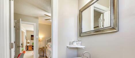 3 bedrooms, desk, iron/ironing board, internet