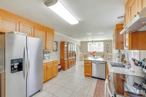 Refrigerador, microondas, placa de cocina, lavavajillas