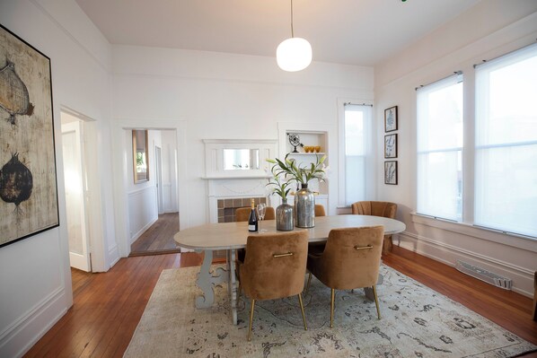 Dining - Right in the heart of Healdsburg lies this charming two-bedroom house (Healdsburg)