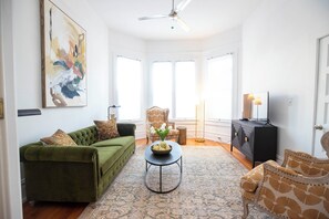 Smart TV, stereo - Right in the heart of Healdsburg lies this charming two-bedroom house (Healdsburg)