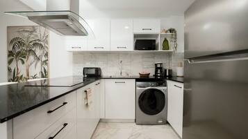Kühlschrank, Mikrowelle, Ofen, Herdplatte