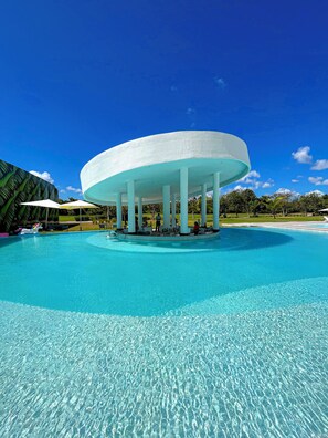 Outdoor pool - New Exquisite 2-Bedroom Apartment with Incredible Pool View, Balcony, Wi-Fi & AC (Punta Cana)