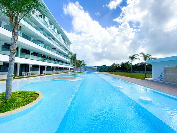 Una piscina al aire libre
