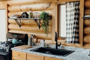 Private kitchen - Log Cabin In Quiet Neighborhood! (Wasilla)