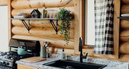 Log Cabin In Quiet Neighborhood!