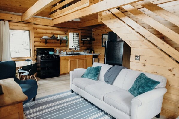 Living area - Log Cabin In Quiet Neighborhood! (Wasilla)