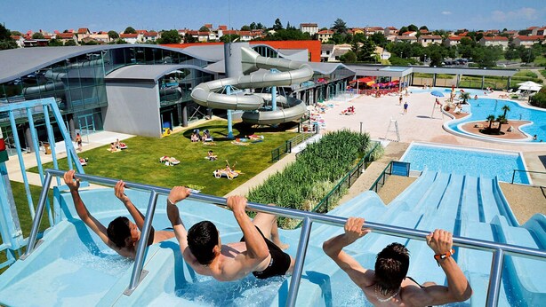 Un parc aquatique doté de nombreux toboggans et d’un espace piscine.