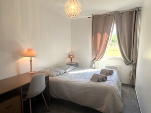 2 habitaciones, escritorio, tabla de planchar con plancha y wifi gratis