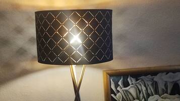 1 habitación, tabla de planchar con plancha y ropa de cama