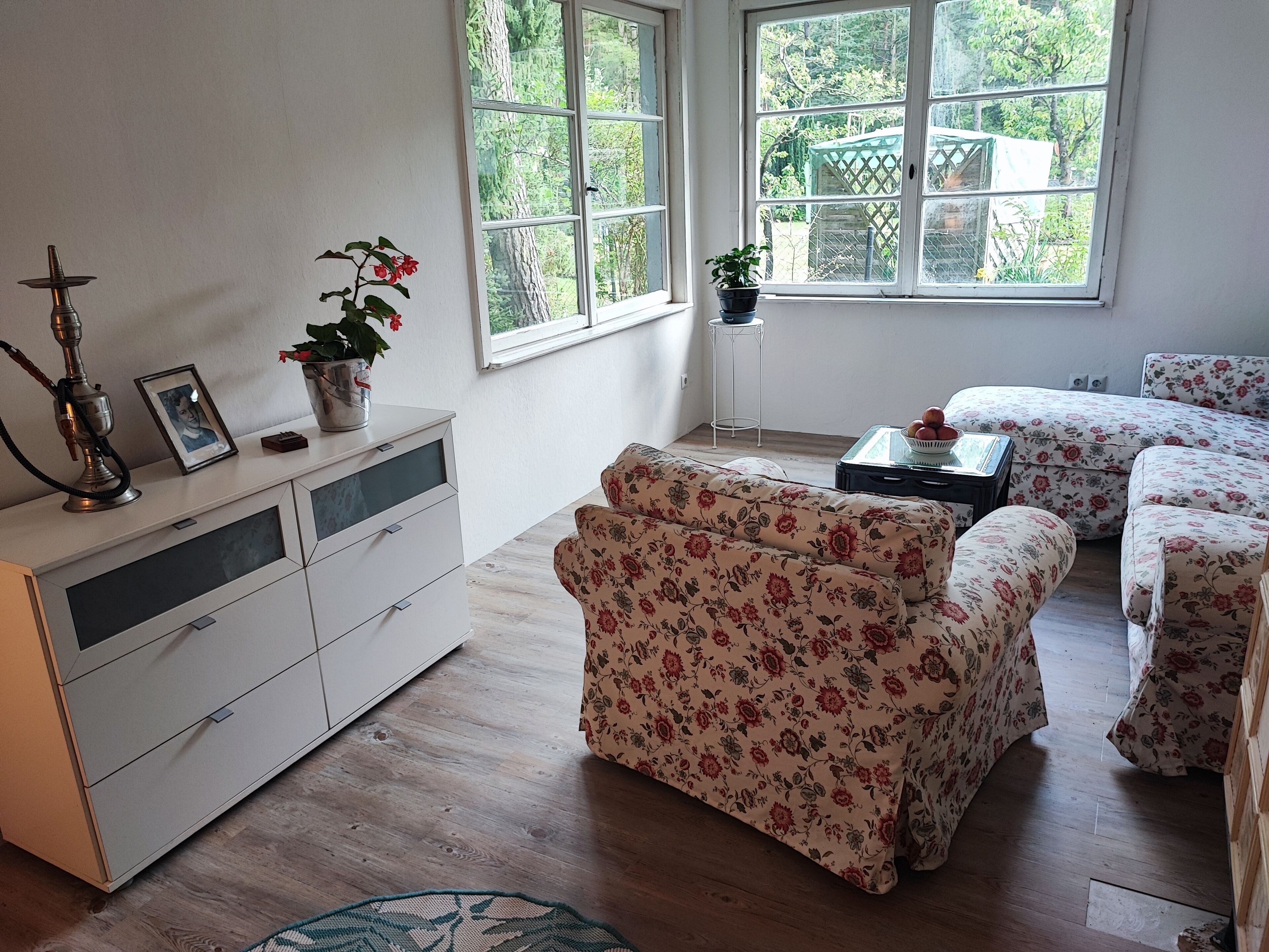 Smart-TV, Kamin, Bücher