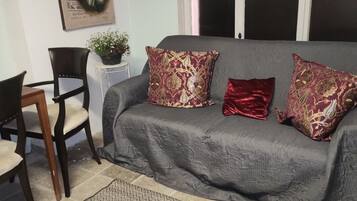 Smart TV, chimenea, libros