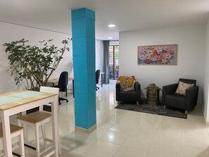 TV connectée de 32 pouces avec chaînes numériques, services de streaming