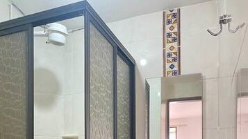 Ducha, toallas, jabĂłn, shampoo