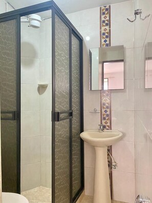 Habitación clásica, vista al patio | Baño | Toallas, jabón, shampoo