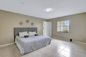 3 bedrooms, iron/ironing board, WiFi, bed sheets - Spacious & Modern Retreat -Patio Bar • Large Yard • Parking (Port St. Lucie)