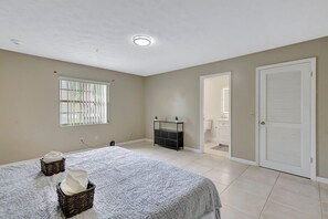 3 bedrooms, iron/ironing board, WiFi, bed sheets - Spacious & Modern Retreat -Patio Bar • Large Yard • Parking (Port St. Lucie)