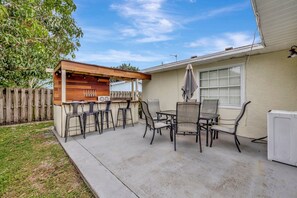 Outdoor dining - Spacious & Modern Retreat -Patio Bar • Large Yard • Parking (Port St. Lucie)