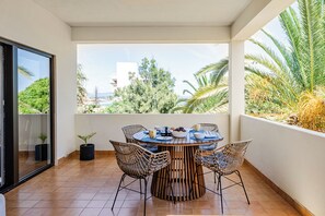 Outdoor dining - Inema Houses Amazing Sea View (Lagos)