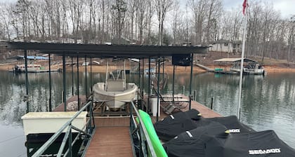 The Hartwell Hideaway: Cozy Lakefront Bungalow