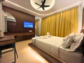 Escritorio, tabla de planchar con plancha, wifi gratis y ropa de cama 