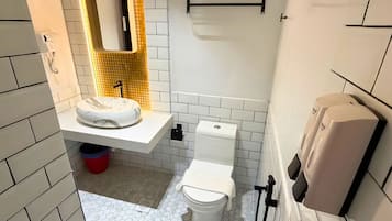 Estúdio | Banheiro | Chuveiro, chuveiro com efeito de chuva, secador de cabelo, bidê