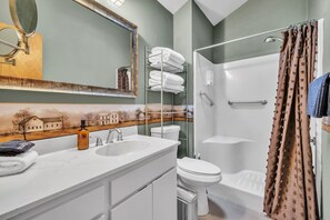 Sèche-cheveux, serviettes fournies, savon, papier toilette