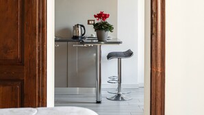 Un dormitorio con una puerta de madera que da a una zona de cocina.
