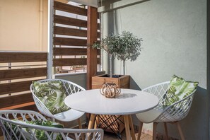 Outdoor dining - Sunny Luxury Apartment 02 (Gazi)