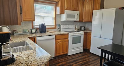 Quiet 2bd 1ba ranch with off street parkingWalking distance to downtown/beach.