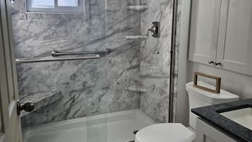 Serviettes fournies, savon, papier toilette