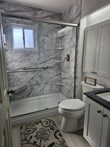 Quiet 2bd 1ba ranch with off street parkingWalking distance to downtown/beach.