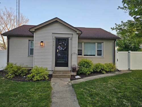 Quiet 2bd 1ba ranch with off street parkingWalking distance to downtown/beach.